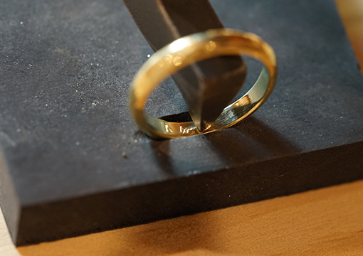 刻印されたの結婚指輪の写真