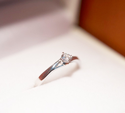 4本爪の結婚指輪