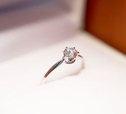 ６本爪の結婚指輪