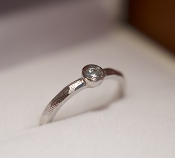 覆輪留めの結婚指輪