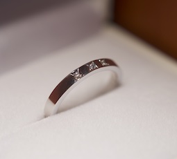 マス留めの結婚指輪