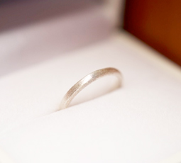 スターダスト仕上げの結婚指輪