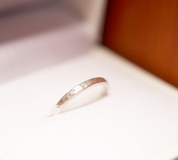 ハンマー仕上げの結婚指輪