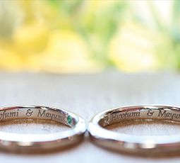 レーザー刻印された結婚指輪