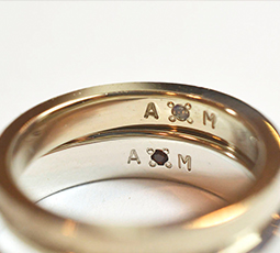 手打ち刻印・文字彫り機で刻印された結婚指輪