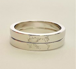 2本で一つの絵になる刻印加工された結婚指輪