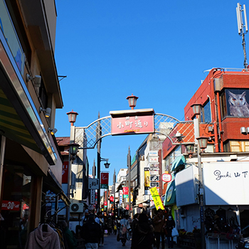 鎌倉にある小町通りの写真