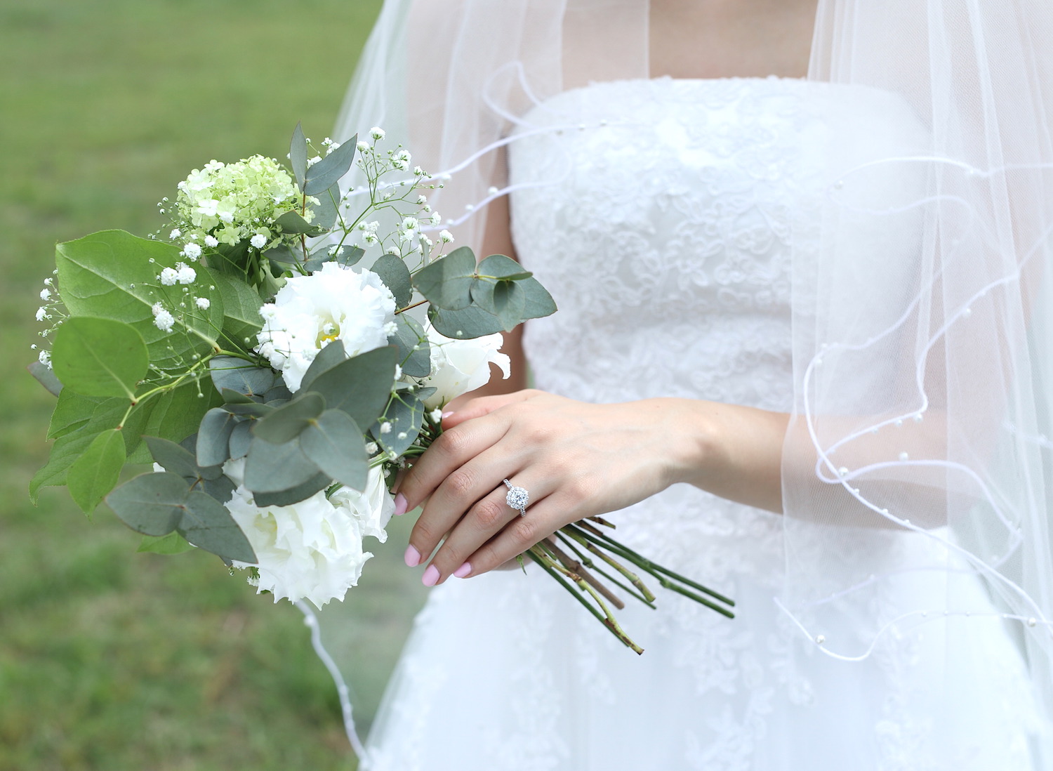 白い花と婚約指輪　結婚式のブーケ