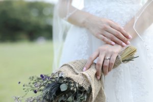 ウエディングドレスと指輪、花嫁