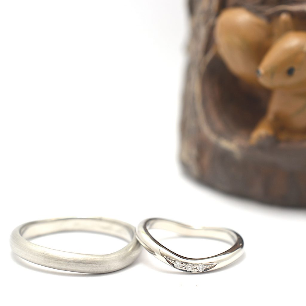 つや消しとダイヤモンドが特徴的な、手作り結婚指輪の作品例