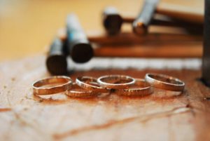 荒らし鎚でデザインする結婚指輪