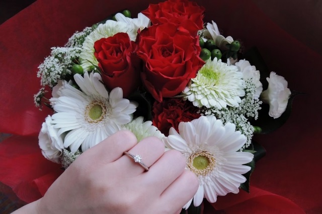 花束と婚約指輪