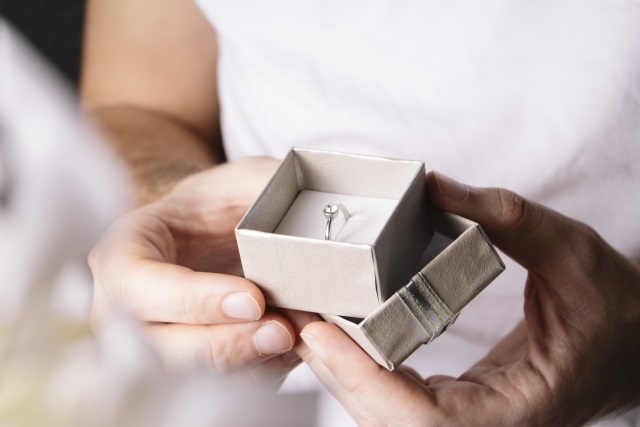 婚約指輪をプレゼント