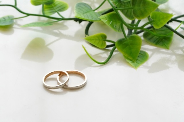 オリジナル結婚指輪と葉っぱ