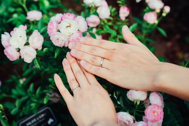 結婚指輪と花