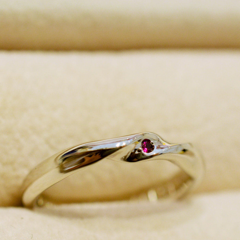 誕生石をデザインのアクセントにした結婚指輪