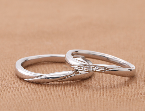結婚指輪にメレダイヤモンドを入れた例