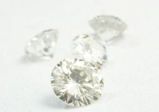 職人が指輪を磨いている写真