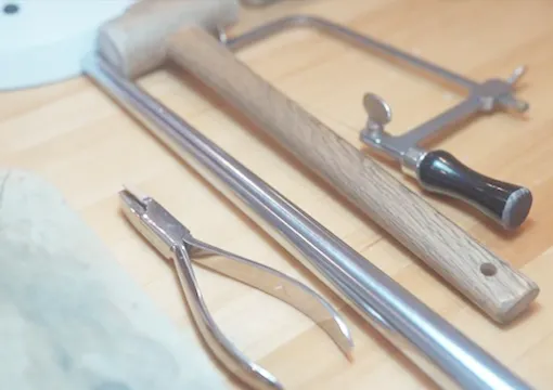 結婚指輪を仕上げている写真