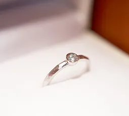 チョコ留めの結婚指輪