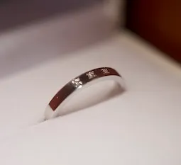 ななこ留め(一粒、内石)の結婚指輪