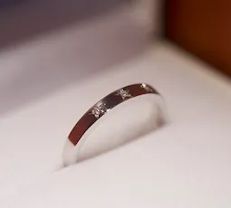 五光留めの結婚指輪