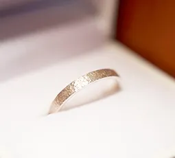 荒らし金鎚仕上げの結婚指輪
