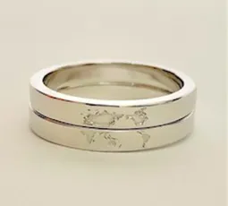 2本で一つの絵になる刻印加工された結婚指輪