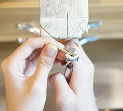 地金を指輪の形に丸くしている写真