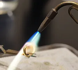 指輪を溶接している写真