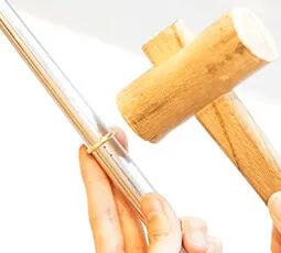 指輪を叩いて丸くしている写真