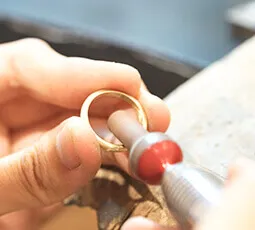 指輪を磨いている写真