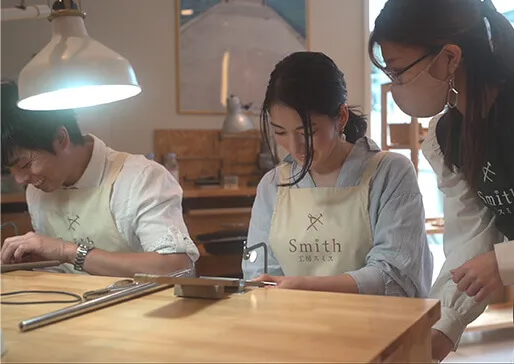 ジュエリー専門学校を卒業したスタッフがサポートしている写真