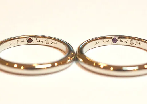 宝石留めや刻印された手作り指輪の写真