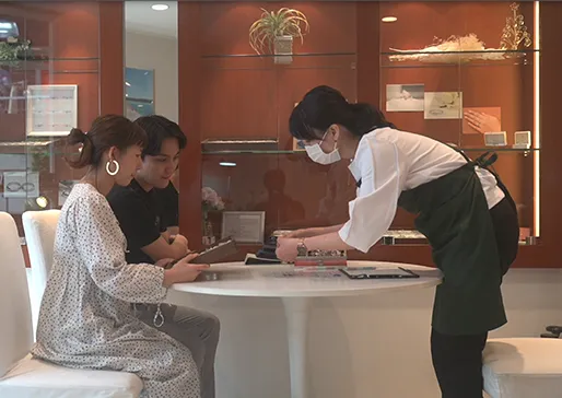 ジュエリー専門学校卒業のスタッフが接客している写真