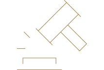 スタッフが製作のサポートをしている写真