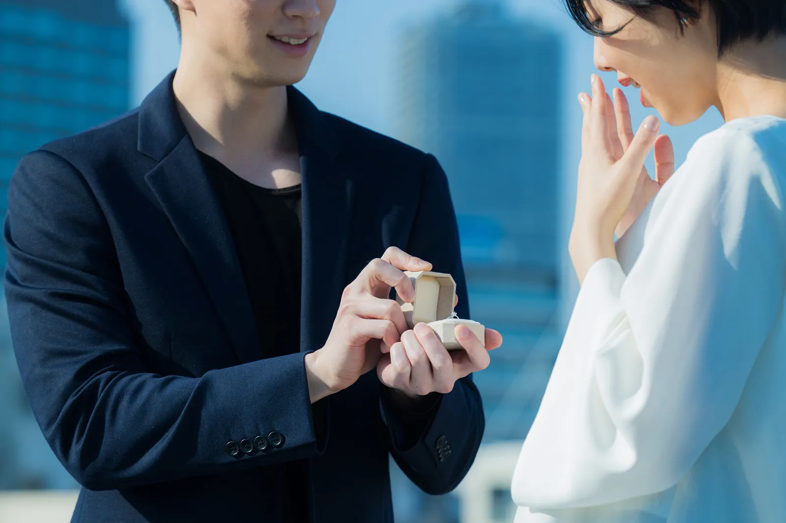 サプライズで指輪を贈りたい！バレずにサイズを測る方法と分からないときの対処法を解説 イメージ