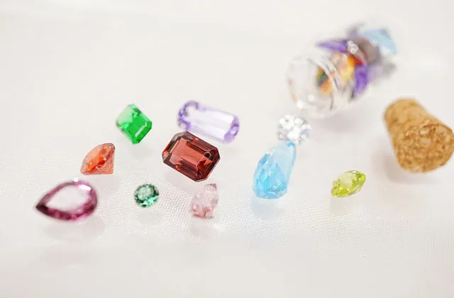 【2026年版】誕生石の意味を一覧で解説！1月〜12月の石言葉と選び方も紹介 メインイメージ