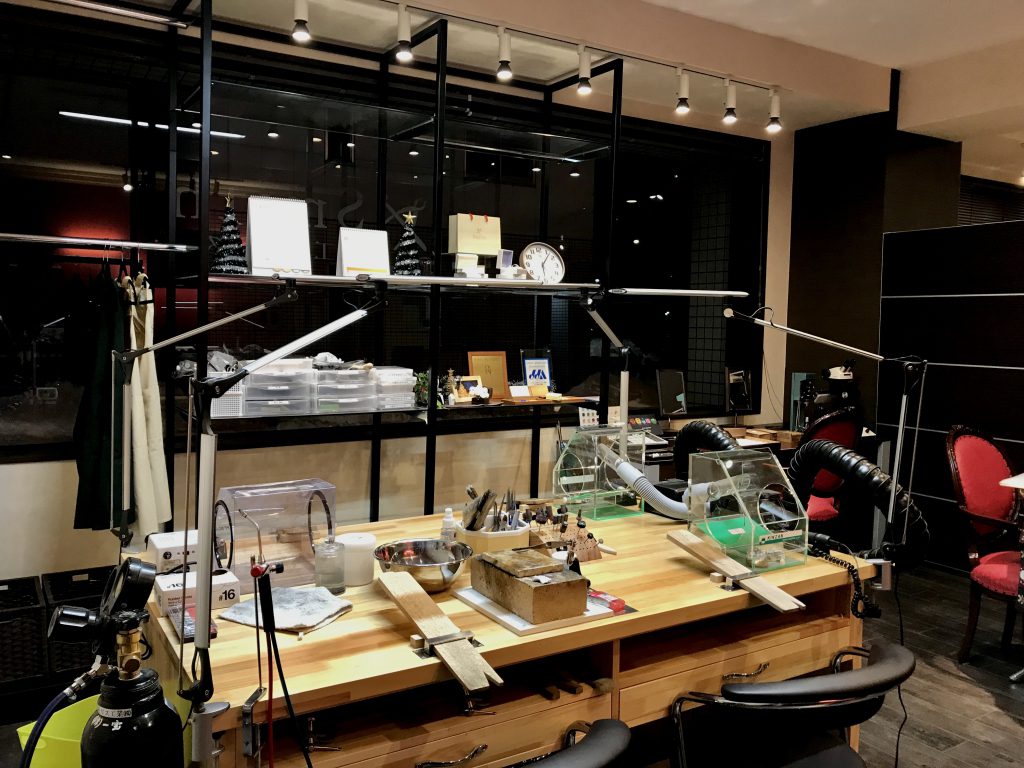 工房スミス札幌店 (作業彫金机)